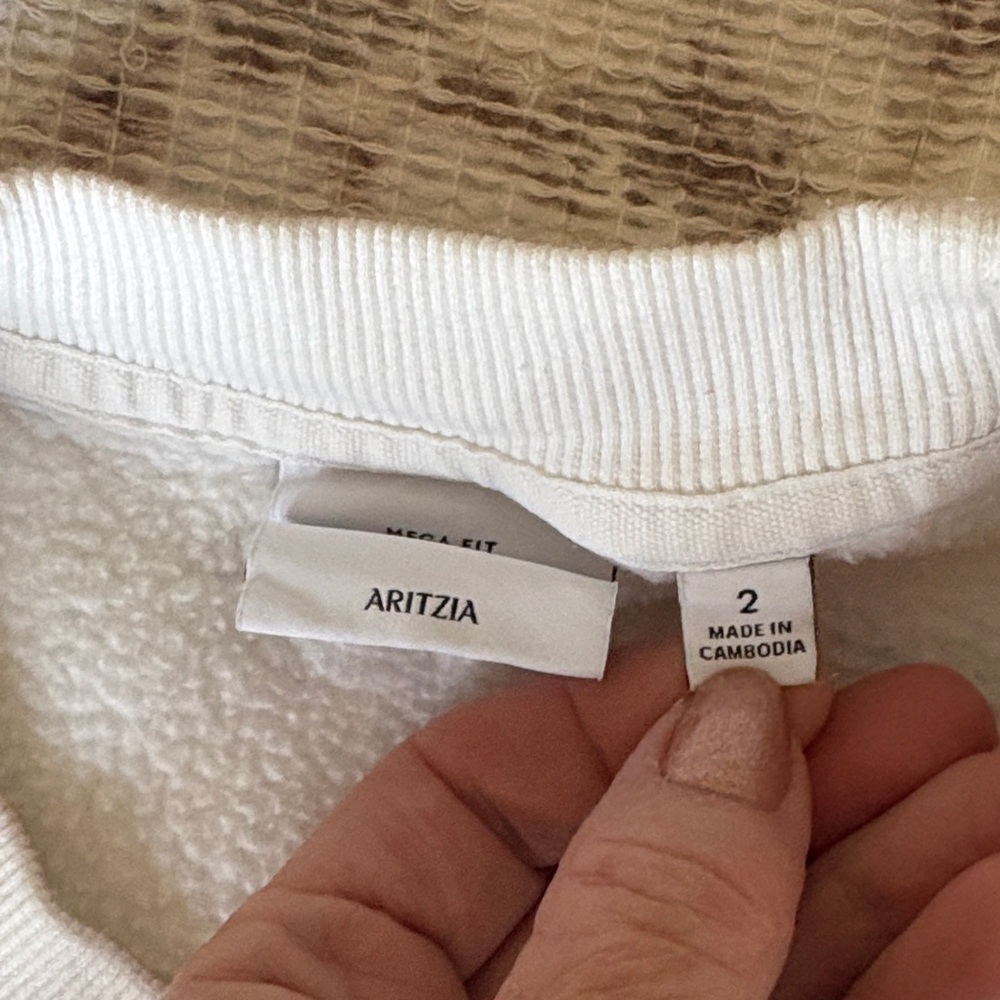 Aritzia Cropped Sweatshirt - Picture 2 of 4
